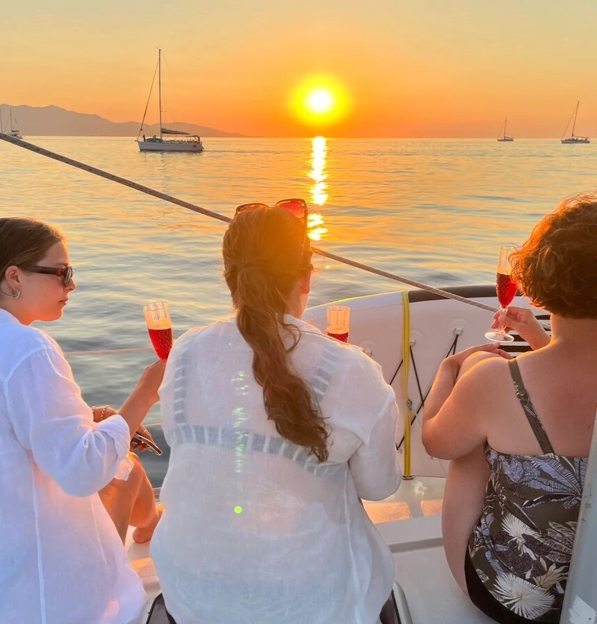 Semi-Private Sunset Sailing Trip to Dia Island