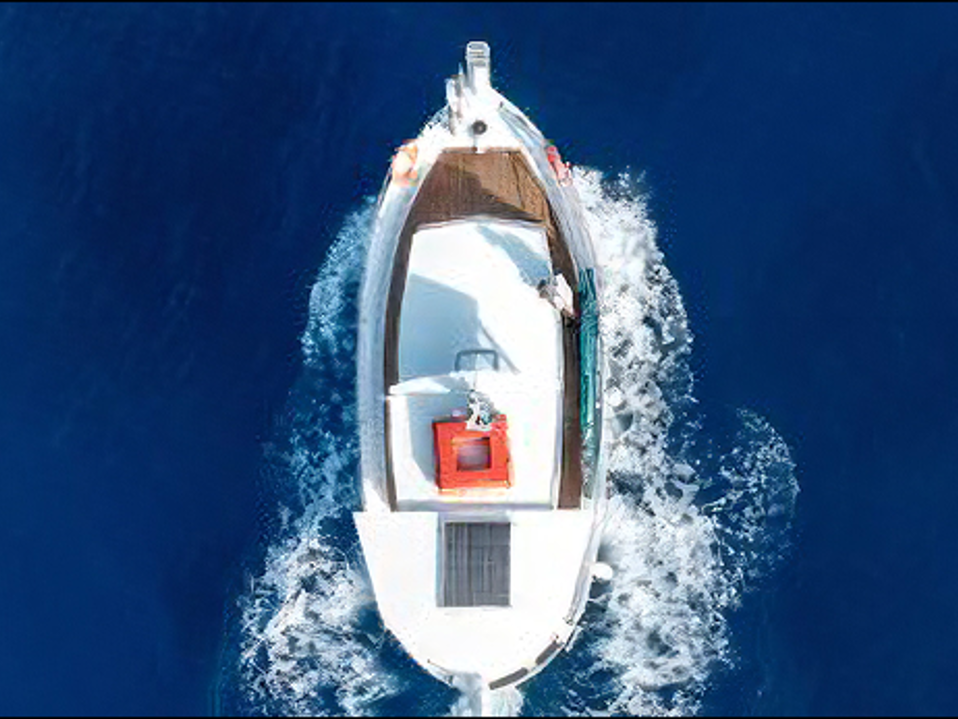 Discover Dia Island by Boat: A Journey Beyond the Coast 
